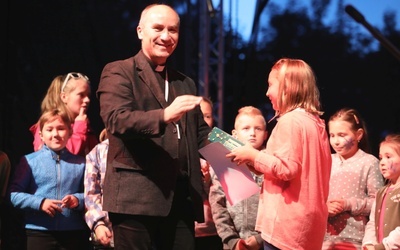 Ks. kan. Wiesław Ostrowski wręcza nagrody dla najmłodszych parafian