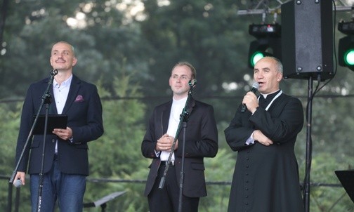 Otwarcie festynu: (od prawej) ks. Wiesław Ostrowski, ks. Tomasz Michniok, Rafał Sawicki