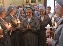 Jednym ze zwyczajów jest wprowadzenie oblubienic przez pozostałe siostry niosące świece.