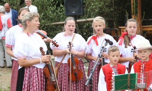 Po Mszy Świętej zaśpiewała i zagrała "Mała Jetelinka" z Jaworzynki - z Moniką Wałach