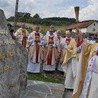 Bp Bobowski błogosławi obelisk postawiony z okazji 700 lat Czarnego Potoku