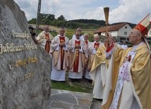 Bp Bobowski błogosławi obelisk postawiony z okazji 700 lat Czarnego Potoku