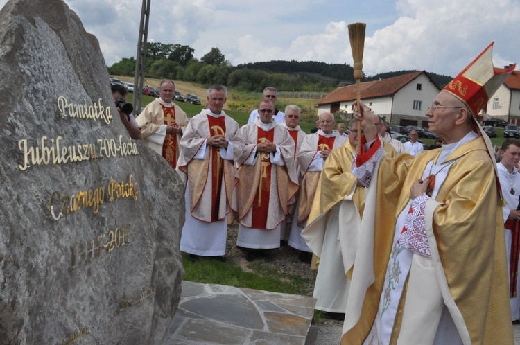 Bp Bobowski błogosławi obelisk postawiony z okazji 700 lat Czarnego Potoku