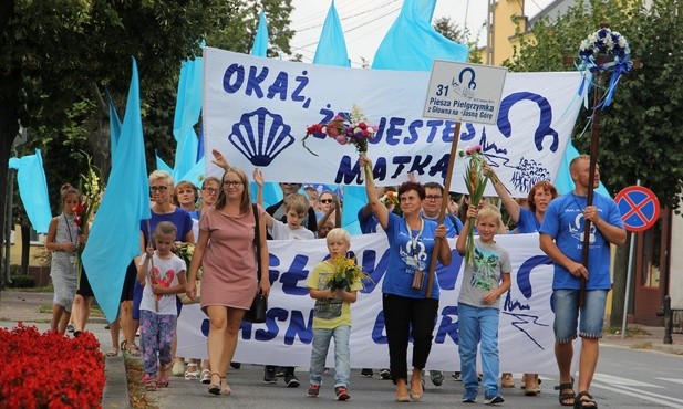 Pielgrzymi w drodze do kościoła św. Jakuba