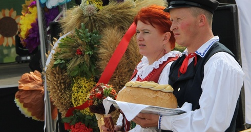 Starostowie dożynek podczas święta plonów w Jedlińsku