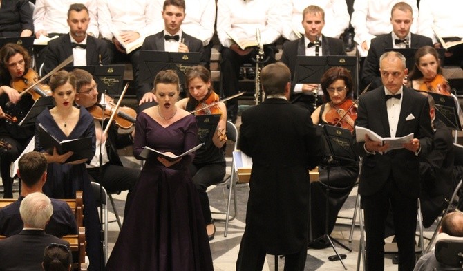 Partie solowe wykonali: Elżbieta Cabała, Agnieszka Węgrzynowska, Rafał Żurakowski oraz Krzysztof Malecko