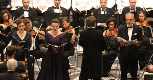 Partie solowe wykonali: Elżbieta Cabała, Agnieszka Węgrzynowska, Rafał Żurakowski oraz Krzysztof Malecko