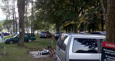 Parkowali na grobach pomordowanych więźniów