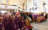 W pogrzebie ks. Mariana Dwornickiego wzięły udział setki osób 