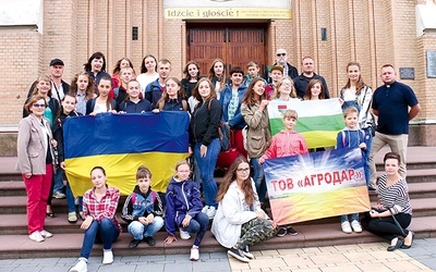 Goście i gospodarze przed radomską katedrą.