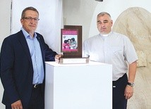 Ks. Wiesław Lenartowicz i Marek Podlewski obok statuetki, która stanęła w kościele MB Częstochowskiej.