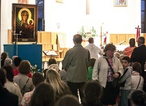 Obraz będzie docierał do parafii specjalnym samochodem-kaplicą, w uroczystej procesji.