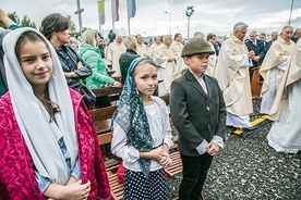 Wśród wiernych były także dzieci przebrane za Hiacyntę, Franciszka i Łucję.