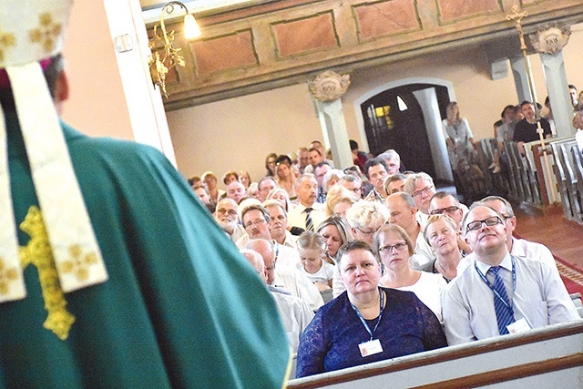 W wypełnionym po brzegi kościele znalazły się małżeństwa z wieloletnim stażem, jak również ci, którzy dopiero wstąpili  do Domowego Kościoła.