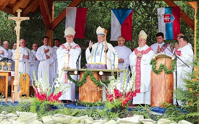 ▲	W modlitwie uczestniczyli trzej biskupi.