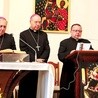 ▲	Słowa abp. Tomasso Caputo (w środku) oraz abp. Salvatore Pennacchio odczytał ks. kan. Witold Grzomba.