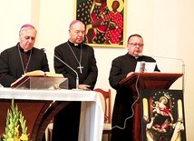 ▲	Słowa abp. Tomasso Caputo (w środku) oraz abp. Salvatore Pennacchio odczytał ks. kan. Witold Grzomba.