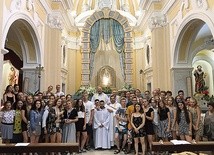 ▲	Polsko-włoska grupa młodych w kościele w Altamurze.