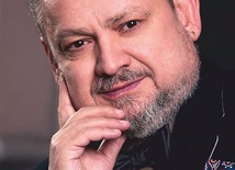 ▲	Aleksander Teliga zaśpiewa dla festiwalowej publiczności.