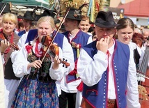 Korowód dożynkowy z kościoła na bobowski rynek poprowadził zespół „Lipniczanie”.