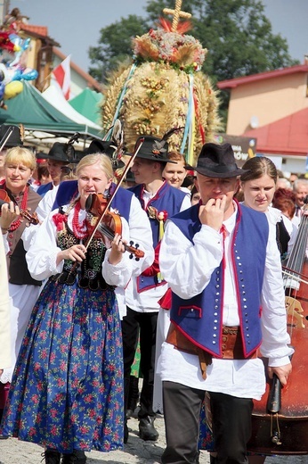 Korowód dożynkowy z kościoła na bobowski rynek poprowadził zespół „Lipniczanie”.