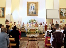 Mszy św. koncelebrowanej przez księży kiedyś i obecnie posługujących w parafii oraz pochodzących z Zasadnego przewodniczył bp Andrzej Jeż.