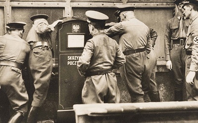 Niemiecka fotografia propagandowa ukazuje usuwanie polskich skrzynek pocztowych  z ulic miasta przez oddziały niemieckie.