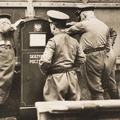 Niemiecka fotografia propagandowa ukazuje usuwanie polskich skrzynek pocztowych  z ulic miasta przez oddziały niemieckie.