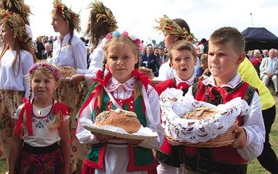 ▼	Młode pokolenie zaniosło bochny uczestnikom tegorocznego wydarzenia.