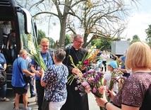 Ks. Zbigniew Kielan i pątnicy zostali powitani kwiatami. 