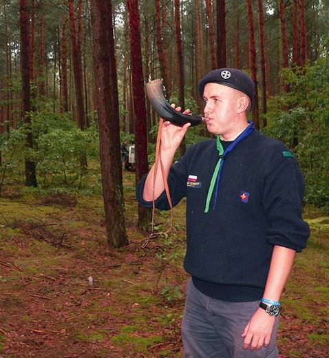 Na sygnał rogu wszyscy skauci gromadzą się  na placu apelowym.