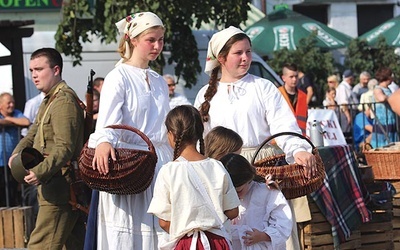 Inscenizacje rozpoczęły się od ukazania codziennego życia mieszkańców.