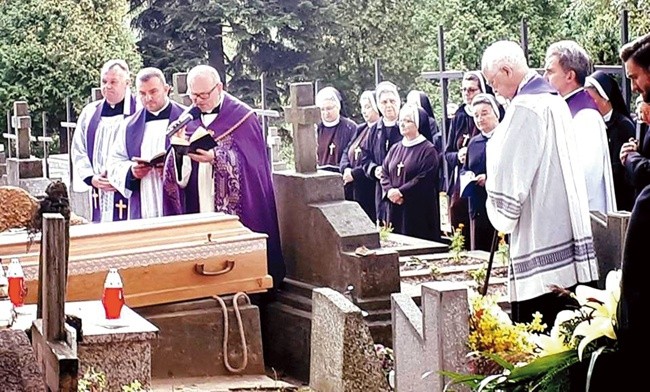 Modlitwie na cmentarzu przewodniczył ks. Bernard Plucik, proboszcz parafii katedralnej w Gliwicach.