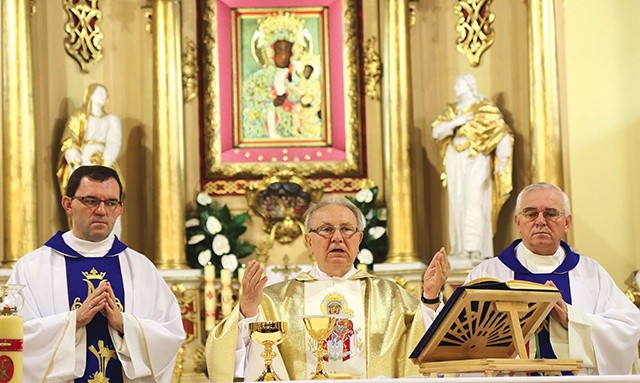 Odpustowej Eucharystii przewodniczył ks. Mieczysław Dereń, twórca zielonogórskiej parafii pw. Matki Bożej Częstochowskiej i jej wieloletni proboszcz.