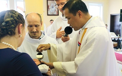 Ks. Salvador udzielił chrztu św. dziecku małżeństwa zaangażowanego w działalność misyjną, m.in. w Afryce.