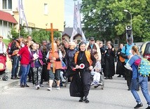 Pielgrzymka odbywała się od 22 do 25 sierpnia. Pątnicy mieli  do pokonania równe 100 km.