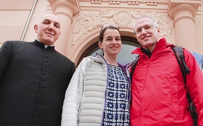 Jacek Jelonek z żoną Martą mieszkają w Poznaniu. Należą do Zespołu Ewangelizacyjnego „Syjon”, który posługuje w sanktuarium MB Królowej Pokoju, m.in. na Mszy św. z modlitwą o uzdrowienie i rekolekcjach. Na zdjęciu z kustoszem.