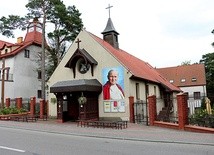 Jedną ze wskazanych świątyń jest kościół w Krynicy Morskiej  w parafii ojców franciszkanów.