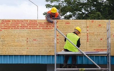 Kopie tablic z postulatami  wiszą nad bramą nr 2 Stoczni Gdańskiej.