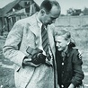 Warszawa, wrzesień 1939. Julien Bryan pociesza 12-letnią Kazimierę Mikę, która opłakuje śmierć ukochanej siostry Andzi.