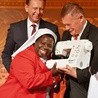 Ubiegłoroczna laureatka nagrody Veritatis Splendor, s. Rosemary Nyirumbe, otrzymała maszynę do szycia jako nagrodę dodatkową.