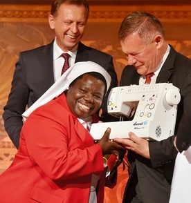 Ubiegłoroczna laureatka nagrody Veritatis Splendor, s. Rosemary Nyirumbe, otrzymała maszynę do szycia jako nagrodę dodatkową.