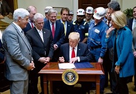 Donald Trump 16 lutego unieważnił niekorzystną dla górnictwa ustawę, którą w ostatnim miesiącu urzędowania podpisał Barack Obama.