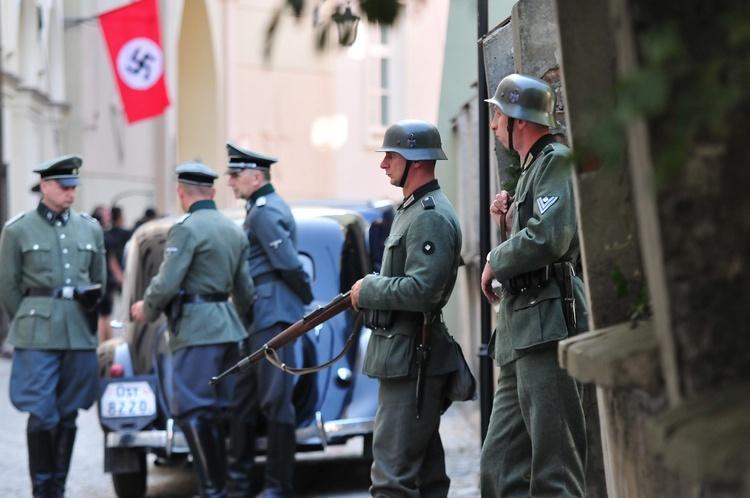 Na planie filmowym drugiego sezonu "Wojennych dziewczyn"