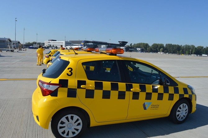 Nowe samochody "follow me" w Kraków Airport