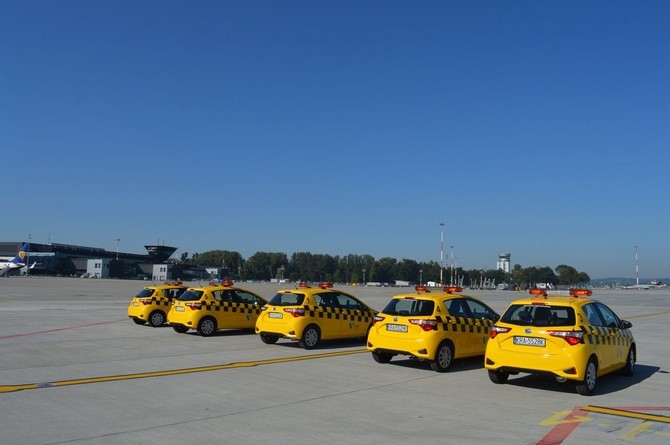 Nowe samochody "follow me" w Kraków Airport