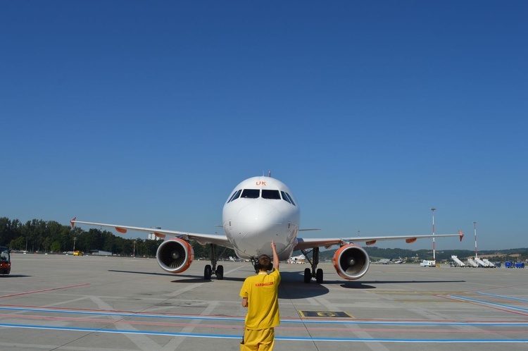 Nowe samochody "follow me" w Kraków Airport