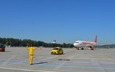 Nowe samochody "follow me" w Kraków Airport