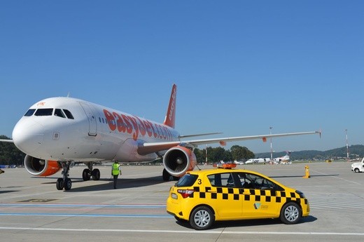 Nowe samochody "follow me" w Kraków Airport