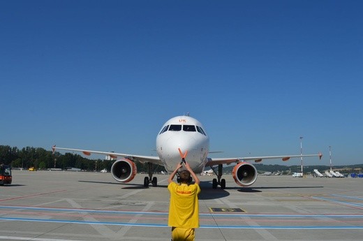 Nowe samochody "follow me" w Kraków Airport